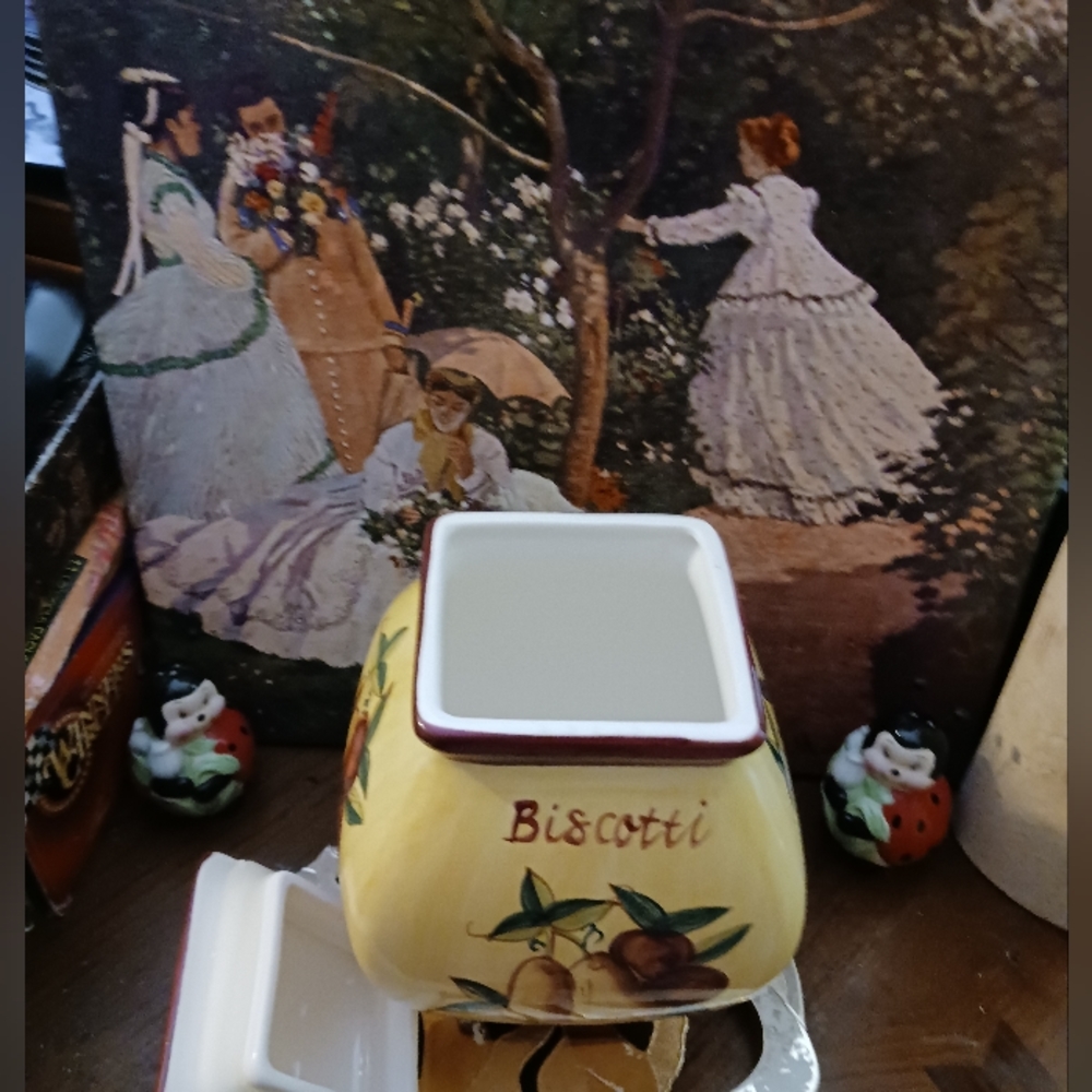 🏕🍎Vintage Biscotti🍪COOKIE JAR 🍱 VERY PRETTY,HAND PAINTED Ceramic. - Picture 3 of 11
